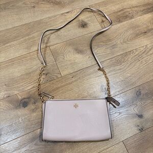 Tory Burch Mercer crossbody bacg in neutral pebbled leather